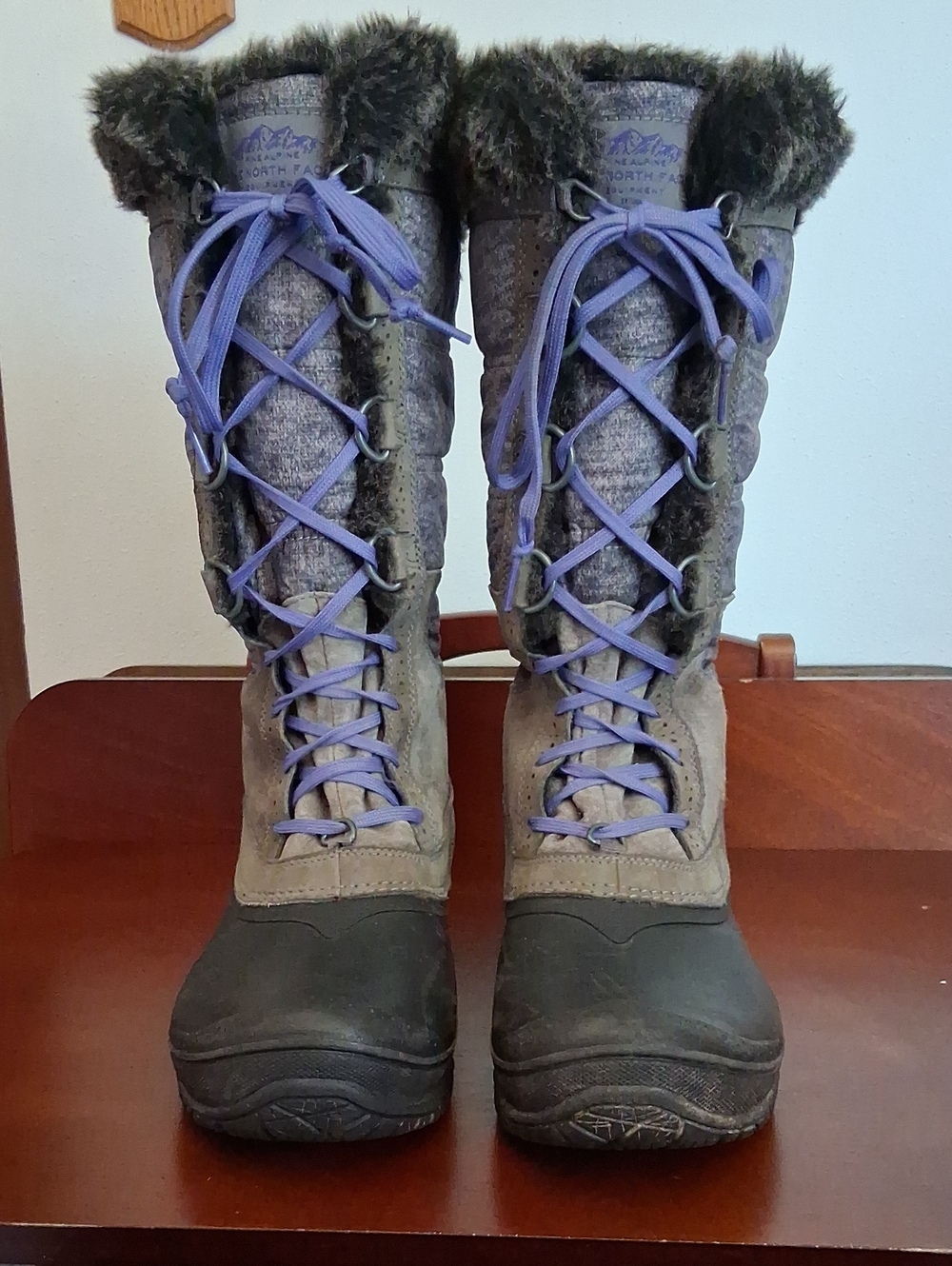 EUC Size 9 The North Face Gray Insulated Winter Boots